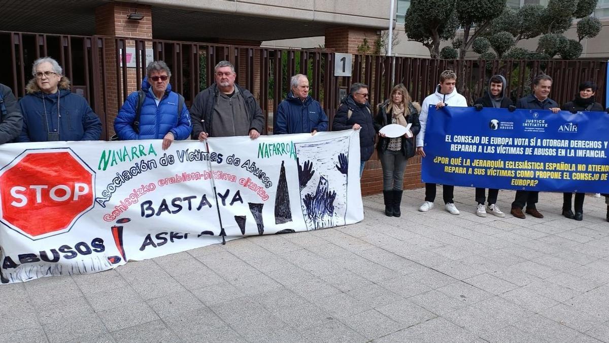 Víctimas de abusos protestan frente a la Conferencia Episcopal Española.