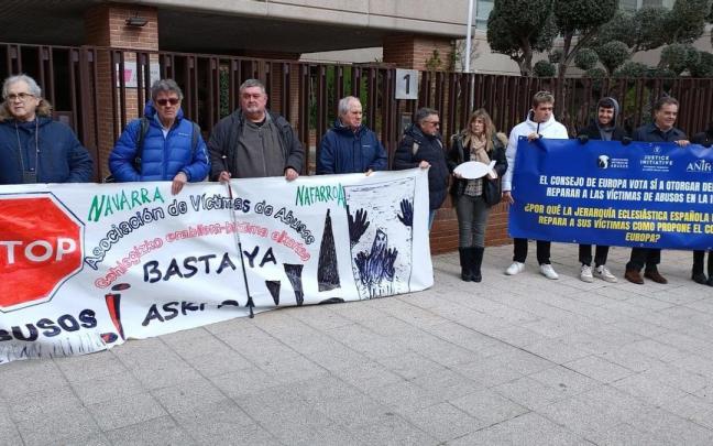 Víctimas de abusos protestan frente a la Conferencia Episcopal Española.
