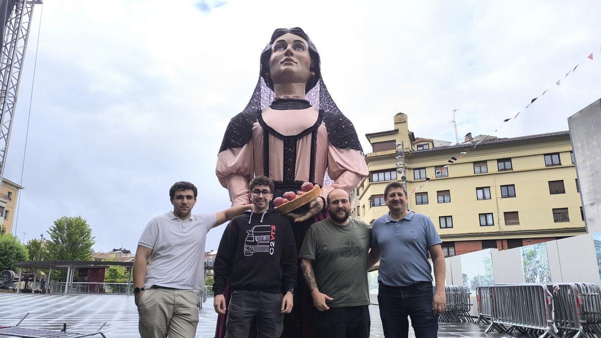 Iñigo Mangas (segundo por la derecha) junto a algunos de los colaboradores de Ondare