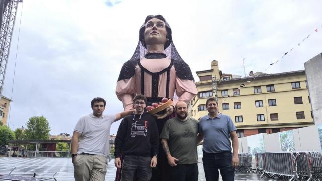 Iñigo Mangas (segundo por la derecha) junto a algunos de los colaboradores de Ondare
