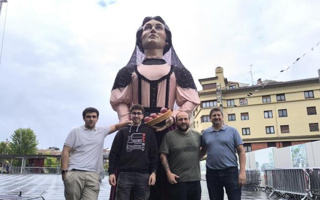 Iñigo Mangas (segundo por la derecha) junto a algunos de los colaboradores de Ondare