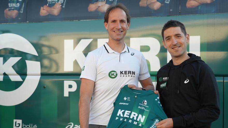 Juanjo Oroz, mánager del equipo, junto a Mikel Nieve, que se incorpora a la dirección.