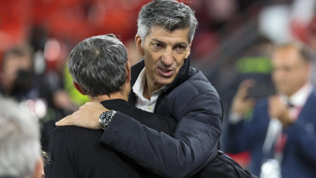 Imanol se abraza con Ernesto Valverde antes del partido. / LUIS TEJIDO