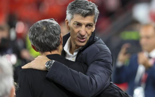 Imanol se abraza con Ernesto Valverde antes del partido. / LUIS TEJIDO