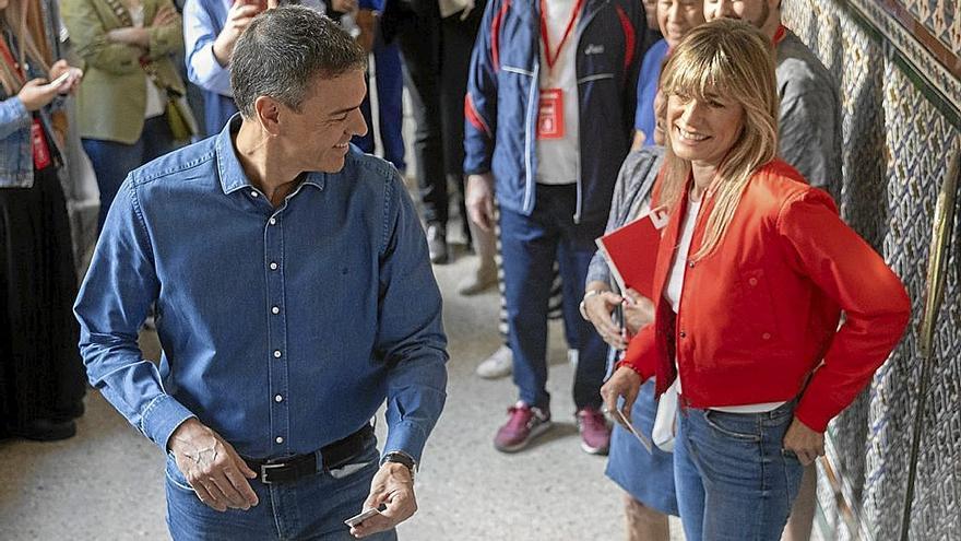 Pedro Sánchez, junto a su esposa, Begoña Gómez, antes de votar en las elecciones europeas. | FOTO: E.P.