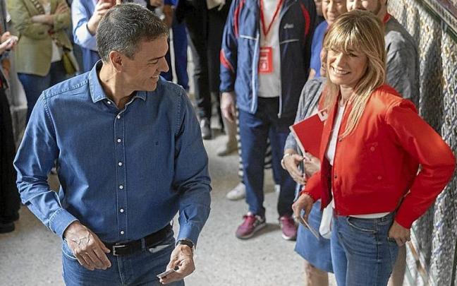 Pedro Sánchez, junto a su esposa, Begoña Gómez, antes de votar en las elecciones europeas. | FOTO: E.P. Pedro Sánchez, junto a su esposa, Begoña Gómez, antes de votar en las elecciones europeas. | FOTO: E.P.