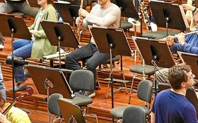 Ante la ausencia de Robert Treviño, la Euskadiko Orkestra ensayó ayer la ‘Quinta’ de Mahler, bajo la dirección de Juan José Ocón. Ante la ausencia de Robert Treviño, la Euskadiko Orkestra ensayó ayer la ‘Quinta’ de Mahler, bajo la dirección de Juan José Ocón.