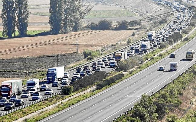 Imágenes del atasco de Armiñón a lo largo del día de ayer.