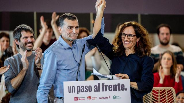 Pie de Foto: La ministra de Sanidad, Mónica García (d), el coordinador federal de IU, Antonio Maillo (c), y el ministro de Cultura, Ernest Urtasun (i), durante el acto de refundación del proyecto de las izquierdas.