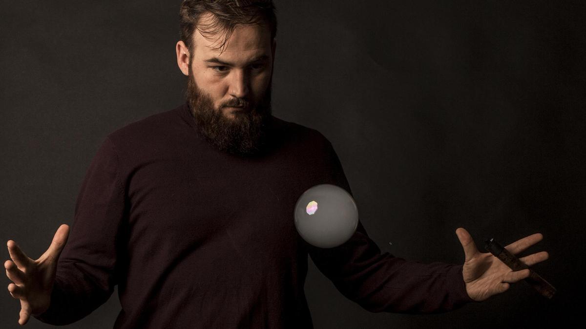 Joshua Kenneth presentará en Azpeitia la rutina con pompas y monedad premiadas en Turín con la que está recorriendo el mundo.