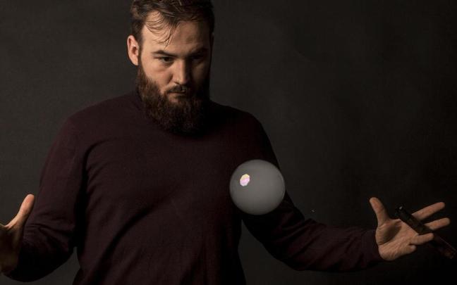 Joshua Kenneth presentará en Azpeitia la rutina con pompas y monedad premiadas en Turín con la que está recorriendo el mundo.