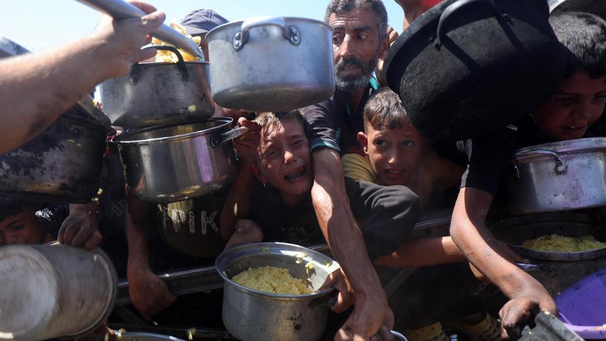Los palestinos se agolpan para tratar de conseguir comida en la Ciudad de Gaza.