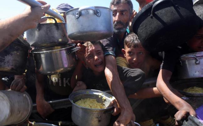 Los palestinos se agolpan para tratar de conseguir comida en la Ciudad de Gaza.