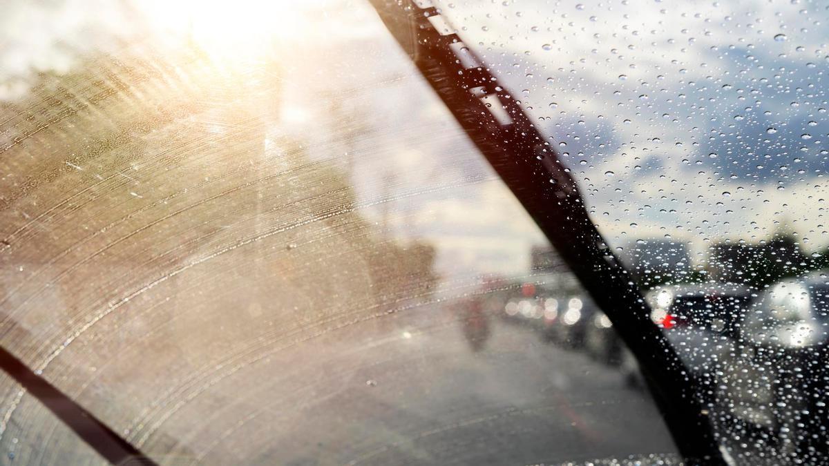 Limpiaparabrisas de un coche en un día de lluvia.