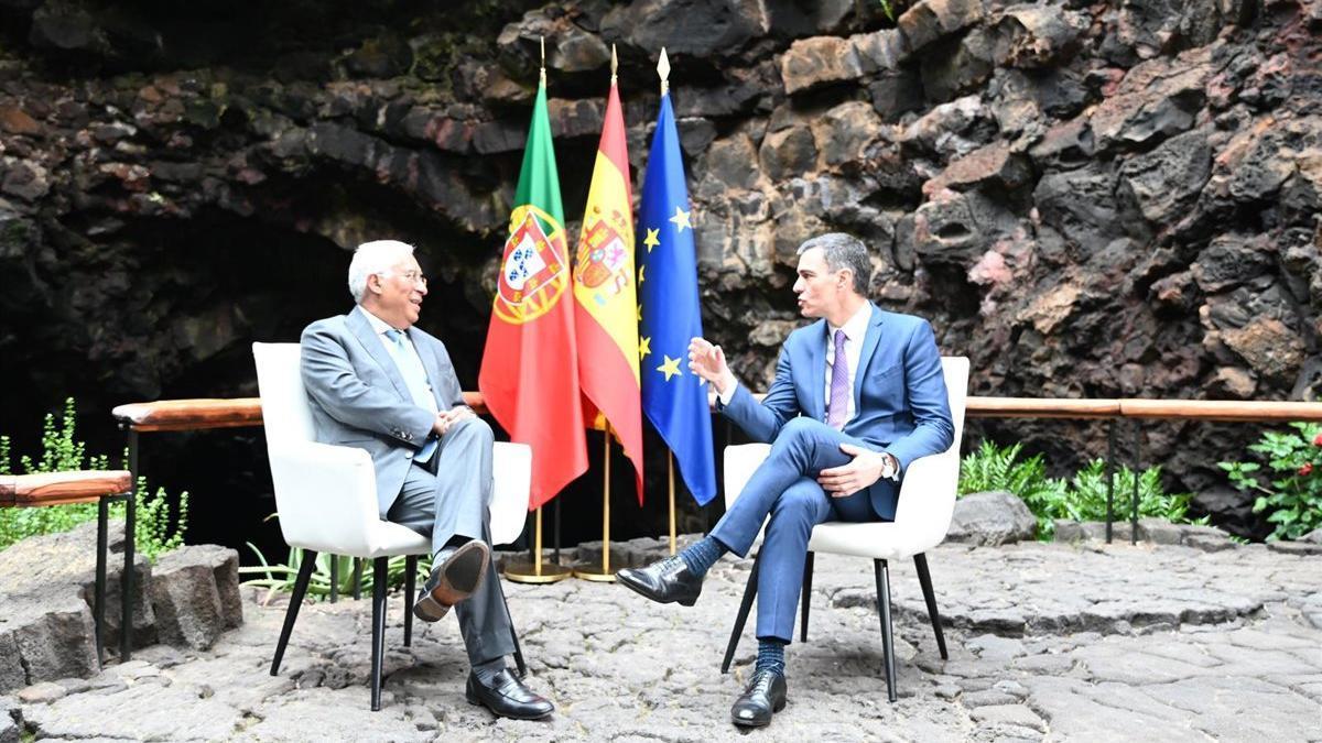 El ex primer ministro de la República Portuguesa António Costa y el presidente del Gobierno, Pedro Sánchez.