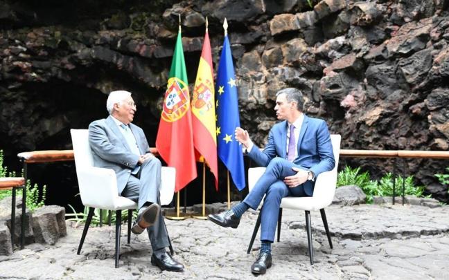 El ex primer ministro de la República Portuguesa António Costa y el presidente del Gobierno, Pedro Sánchez.