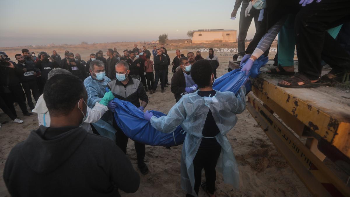 Traslado de decenas de cuerpos abandonados en Rafah.