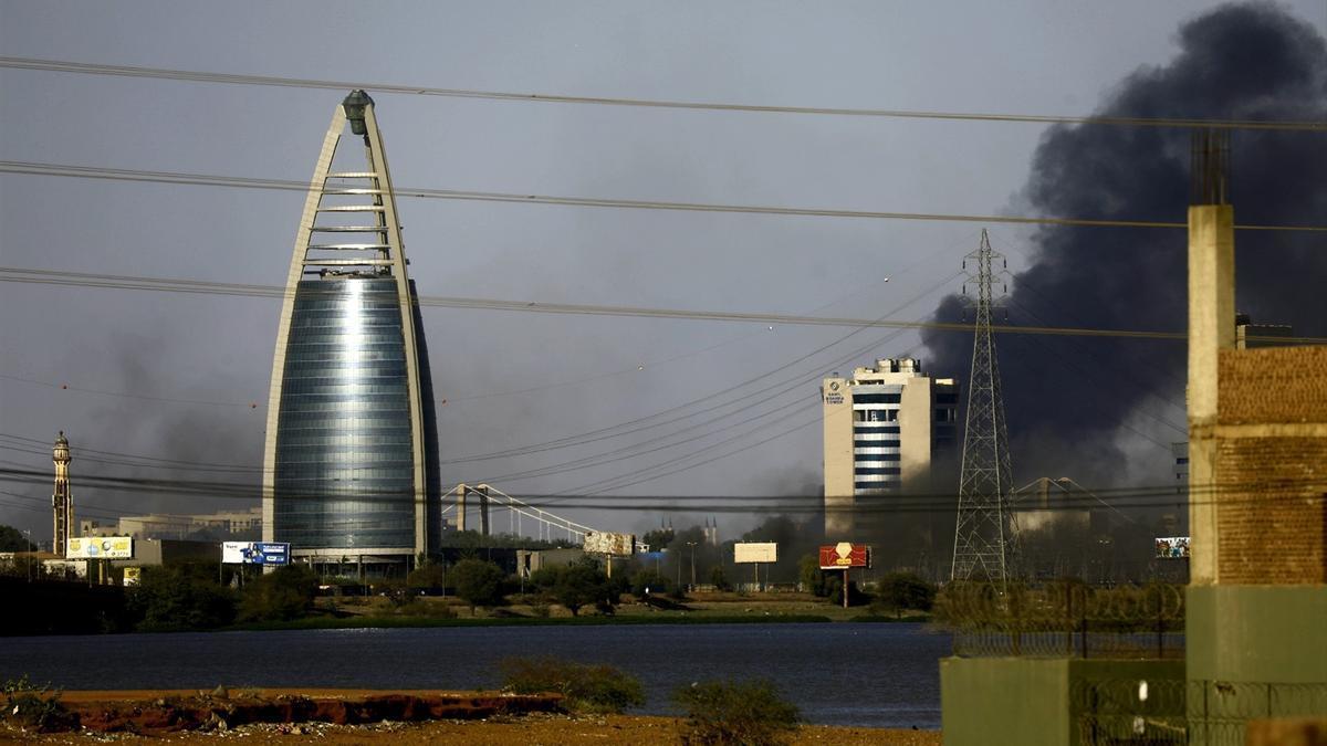 Imagen de archivo de una columna de humo en Jartum (Sudán).