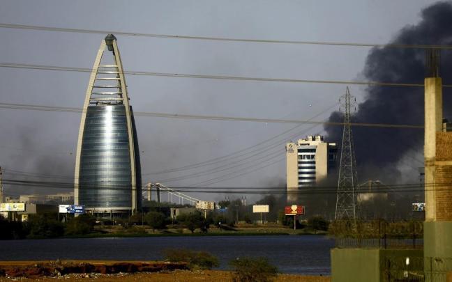 Imagen de archivo de una columna de humo en Jartum (Sudán).