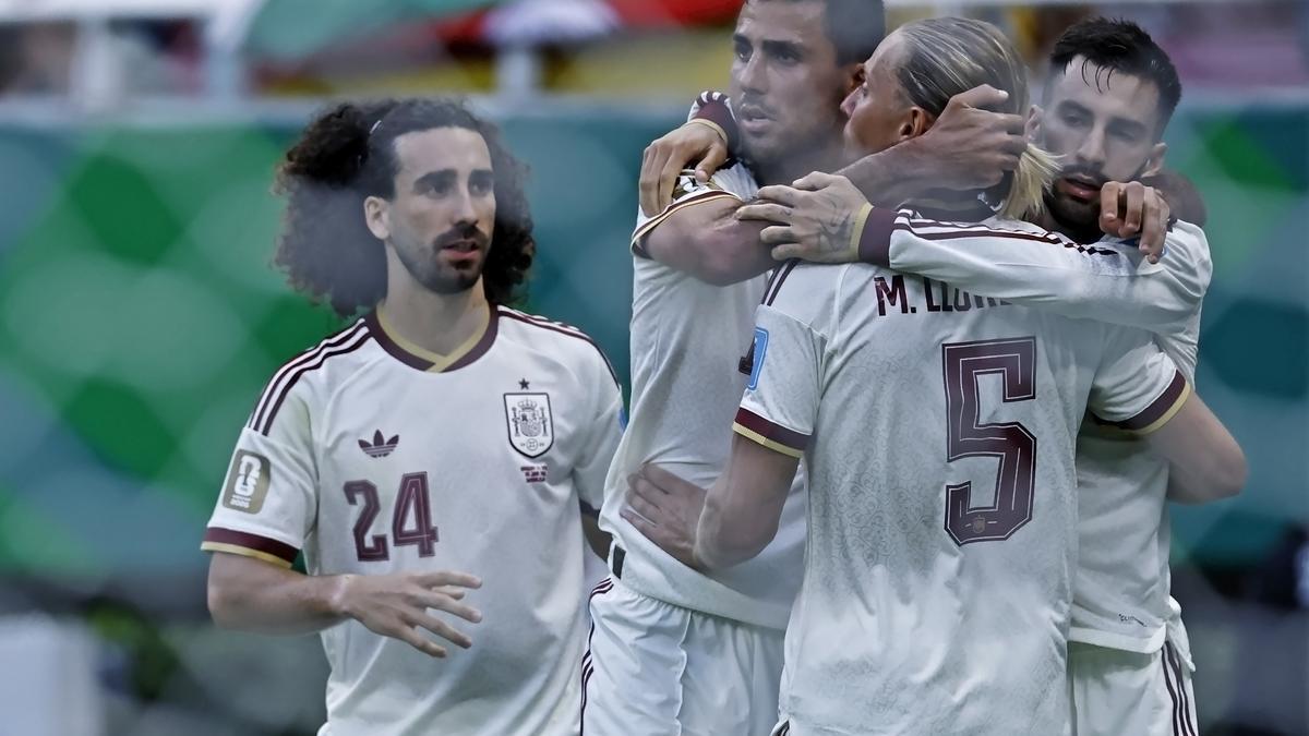 Jugadores de la selección española celebran el gol de Baena ante Uruguay.