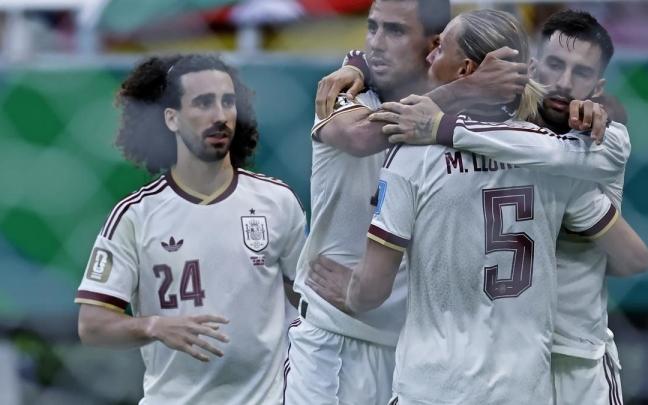 Jugadores de la selección española celebran el gol de Baena ante Uruguay.