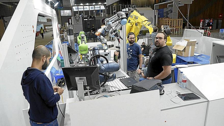 Instalación de un robot en la Bienal de Máquina Herramienta en el BEC de 2022.