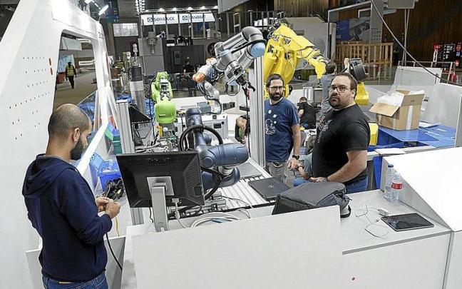 Instalación de un robot en la Bienal de Máquina Herramienta en el BEC de 2022.