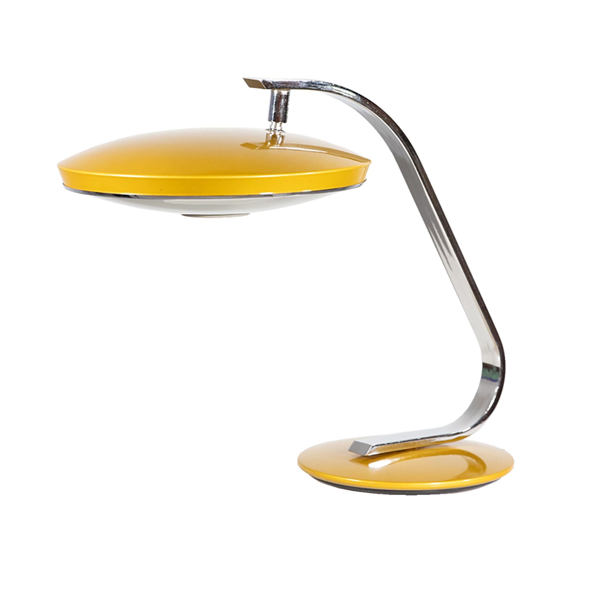 Esta lámpara de sobremesa es el modelo 520c de Luis Pérez De La Oliva, un diseño que se puede encontrar en la tienda Mercantic.