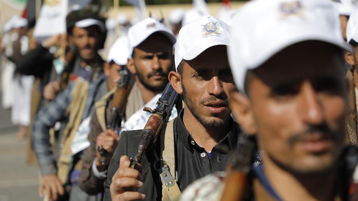 Imagen de archivo de miembros de los hutíes participando en un desfile militar en Saná, Yemen.