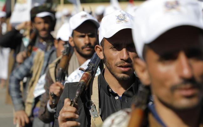 Imagen de archivo de miembros de los hutíes participando en un desfile militar en Saná, Yemen.
