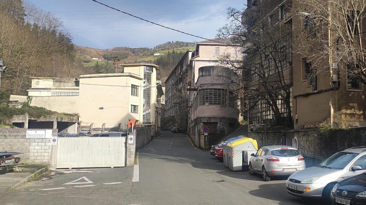 Vista de los pabellones en desuso de ABC, que serán demolidos para reordenar el polígono de Matxaria.