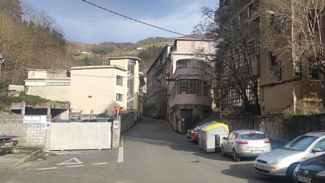 Vista de los pabellones en desuso de ABC, que serán demolidos para reordenar el polígono de Matxaria.