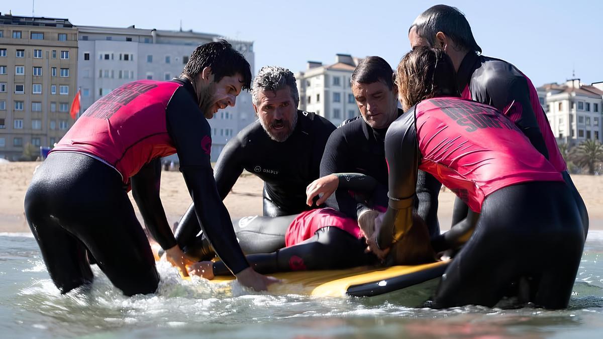 Surfistas de la escuela Groseko Indarra, realizan un rescate durante un cursillo.