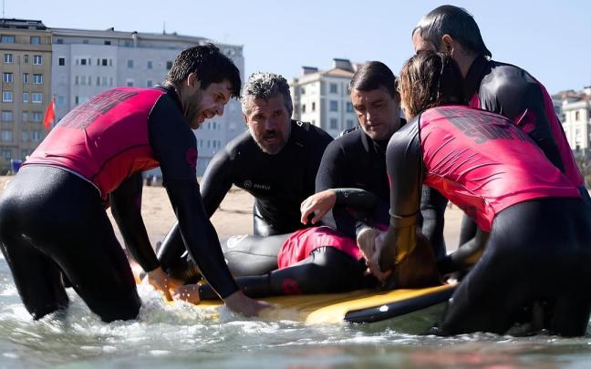 Surfistas de la escuela Groseko Indarra, realizan un rescate durante un cursillo.
