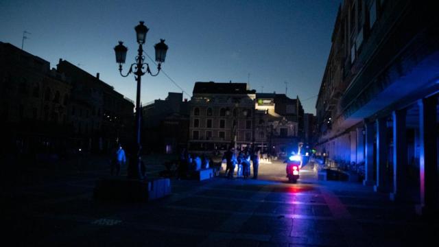 Algunas ciudades permanecieron a oscuras este lunes por el apagón generalizado. / EP Algunas ciudades permanecieron a oscuras este lunes por el apagón generalizado.