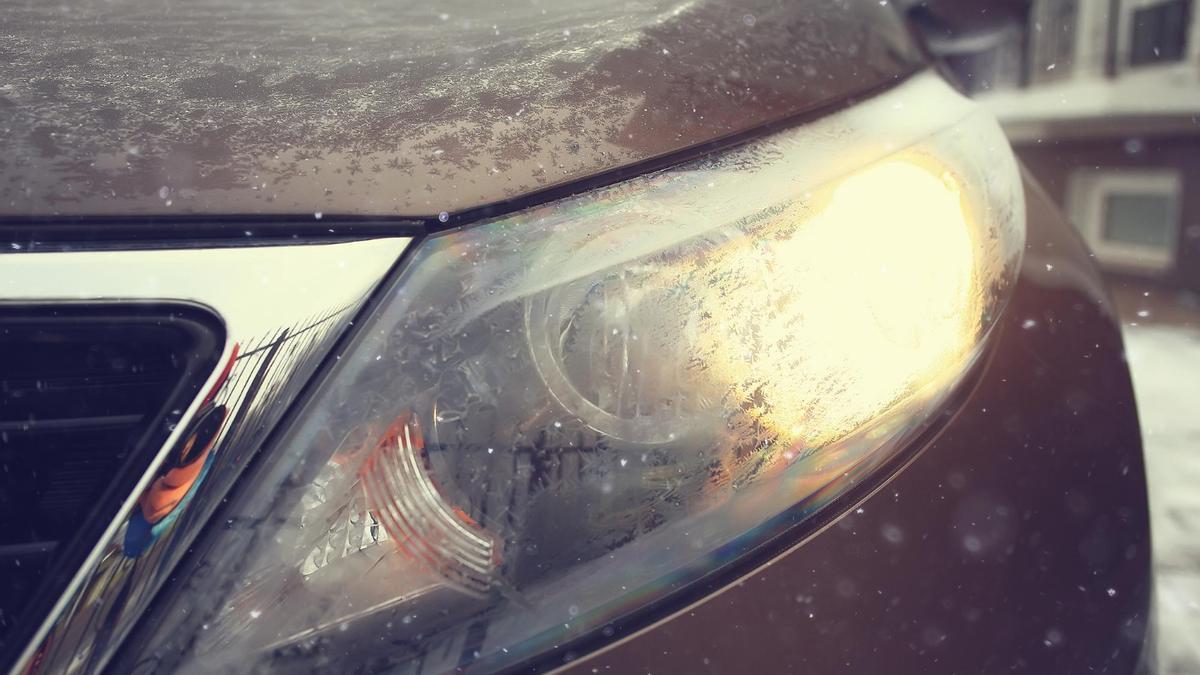 El faro desgastado de un coche.