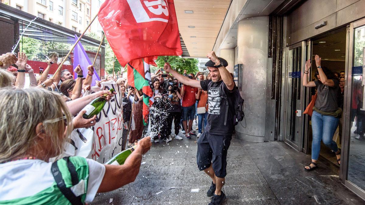 Los trabajadores y trabajadoras del servicio de limpieza de Osakidetza tras firmar el preacuerdo.