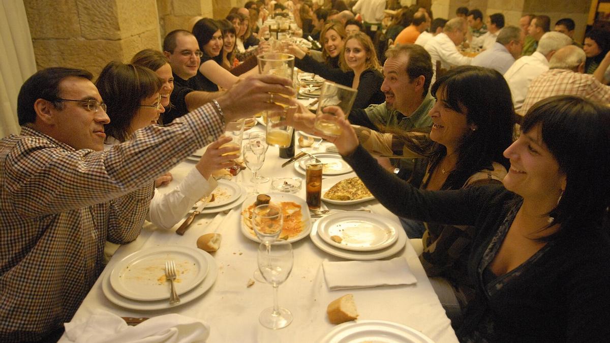 Un grupo de personas celebran la cena de empresa en vísperas de la Navidad.