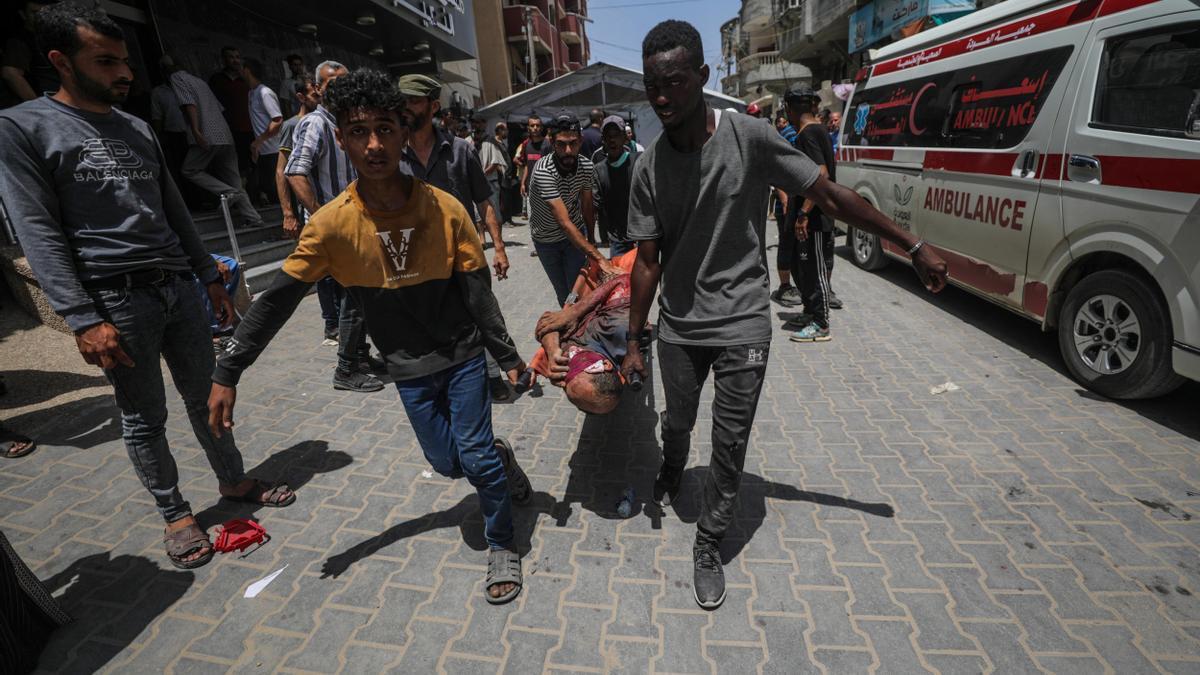 Palestinos trasladan a un herido en un ataque israelí para liberar a cuatro rehenes