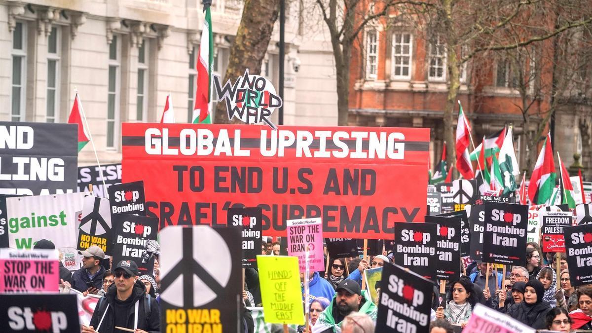 Miles de manifestantes piden parar la ofensiva de EEUU e Israel sobre Irán.