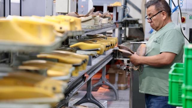 Trabajador en una fábrica de calzado.