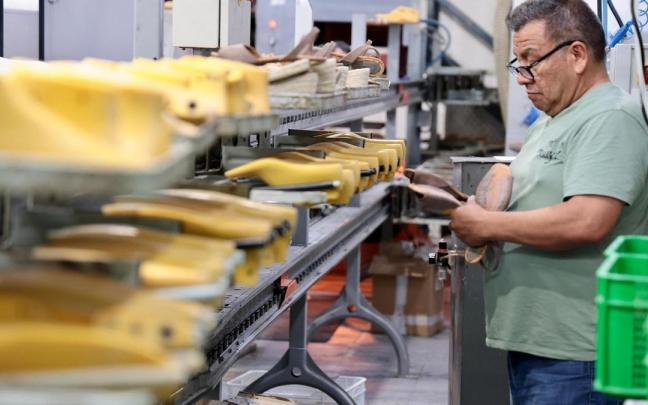 Trabajador en una fábrica de calzado.