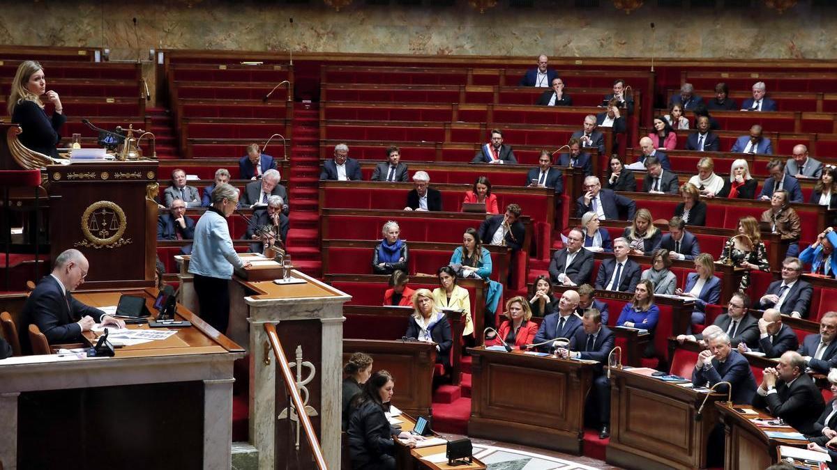 Borne interviene durante el debate de la moción de censura en la Asamblea Nacional francesa.