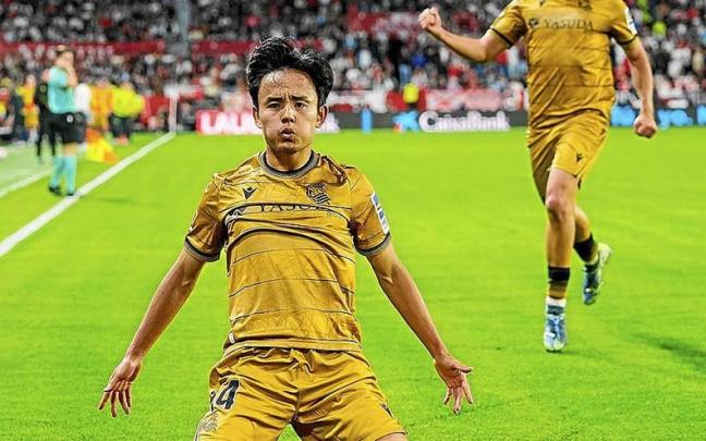 Take Kubo, perseguido por Aramburu, celebra el gol que logró el domingo en el campo del Sevilla. | FOTO: EUROPA PRESS