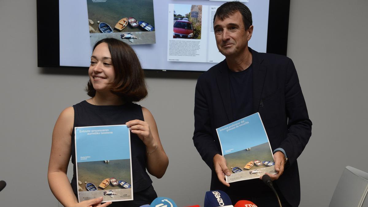 Itziar Moreno y Gorka Espiau, de Agirre Lehendakari Center, en la presentación en Gernika del informe preliminar. Miguel Acera