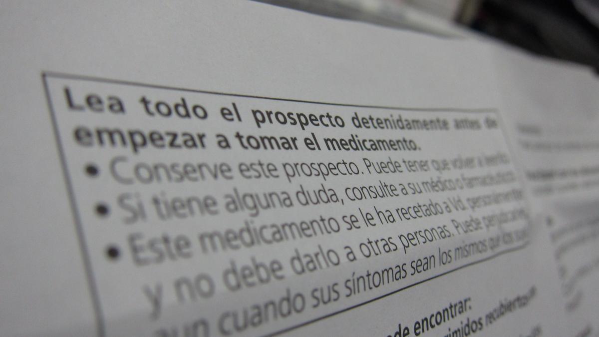 Los prospectos en papel advierten de los efectos secundarios de los medicamentos, entre otras cuestiones