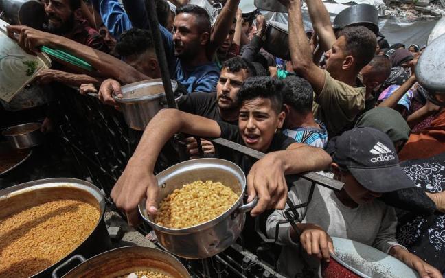 Los gazatíes hacen cola para conseguir comida en un campamento de refugiados en Jabalia. / EP Los gazatíes hacen cola para conseguir comida en un campamento de refugiados en Jabalia.