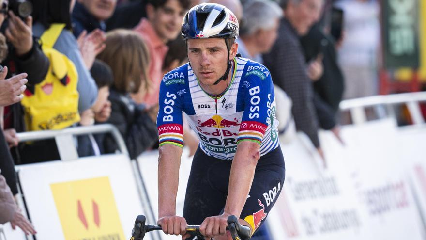 Llegada de Remco Evenepoel a meta tras la caída.