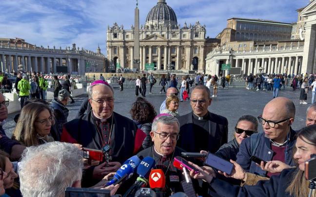 El presidente de la Conferencia Episcopal Española (CEE), Luis Argüello, en el Vaticano.