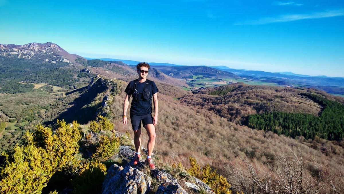 Iker en la cresta habiendo superado las primeras cuerdas en Artxabal